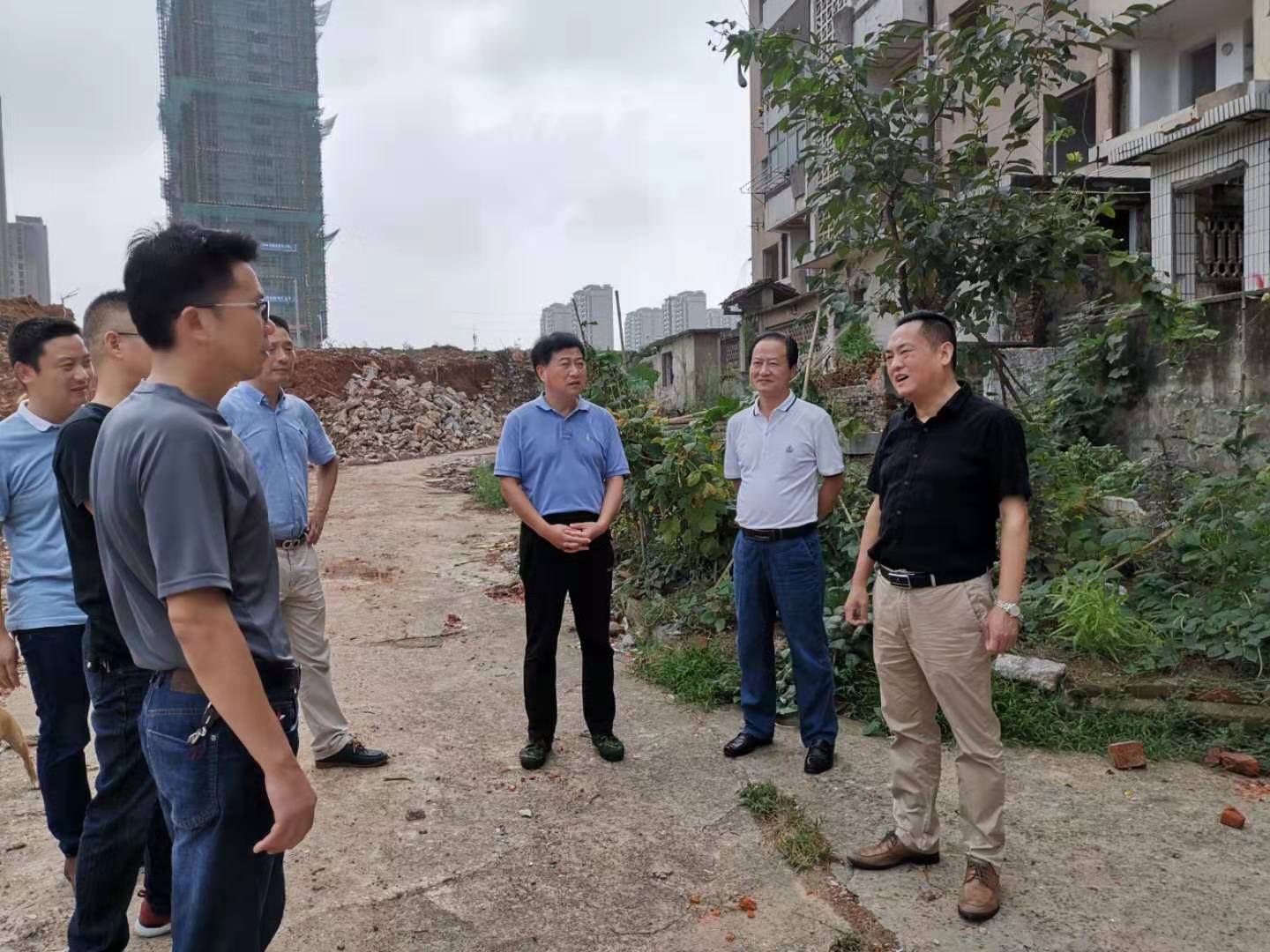 為加快方家沖、造紙廠和桂花園新安置區(qū)建設(shè)，2019年9月5日下，市城建集團(tuán)總經(jīng)理衛(wèi)民陪同市政府副秘書長劉陳寅深入項(xiàng)目建設(shè)現(xiàn)場，調(diào)度推進(jìn)安置區(qū)征遷工作.jpg