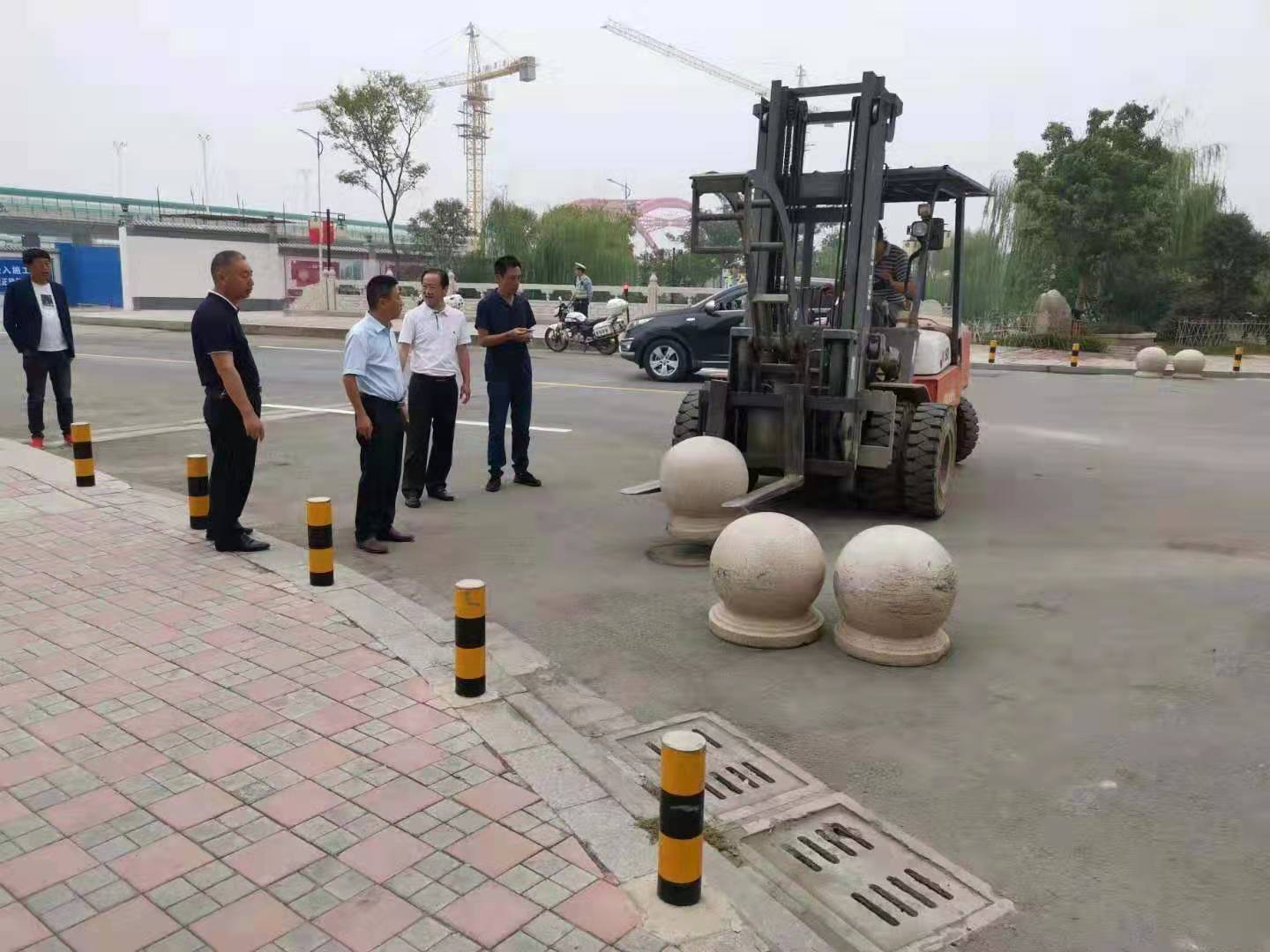 為向新中國成立七十周年獻禮，市城建集團攻堅克難，實現(xiàn)了北門棚改區(qū)域民生路10月1日零時順利通車。國慶假期，市城建集團堅持做好一線工作，在與交警部門共同做好民生路通車保障工作外，抓細節(jié)，抓落實，確保其他各項工作有序推進。.jpg